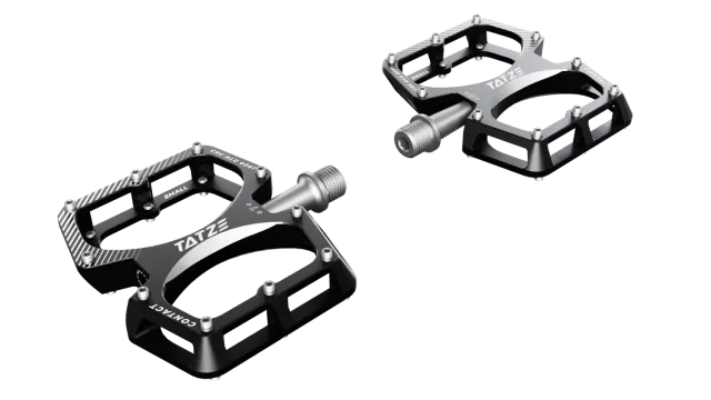 TATZE CONTACT CNC Small flatpedaler sort – lille 298 g