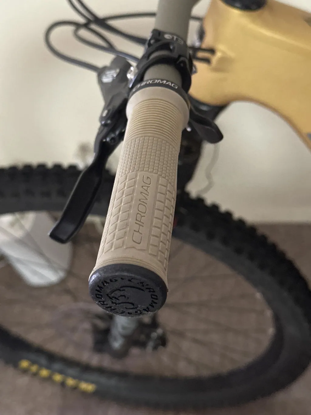 Chromag Format grips pink single lock-on