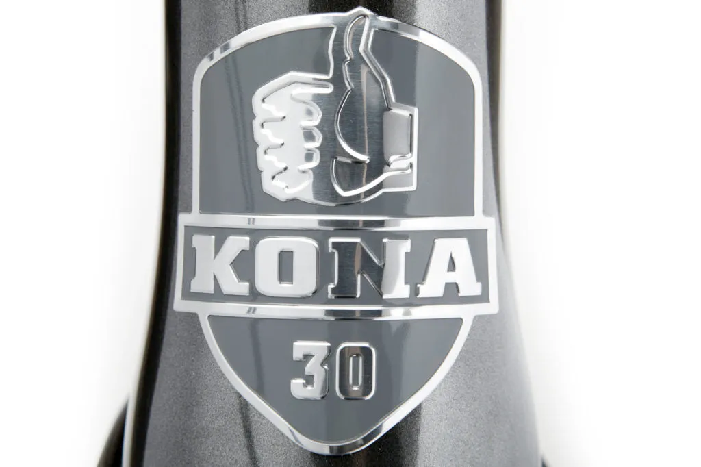 Kona 30 års styrbadge anniversary
